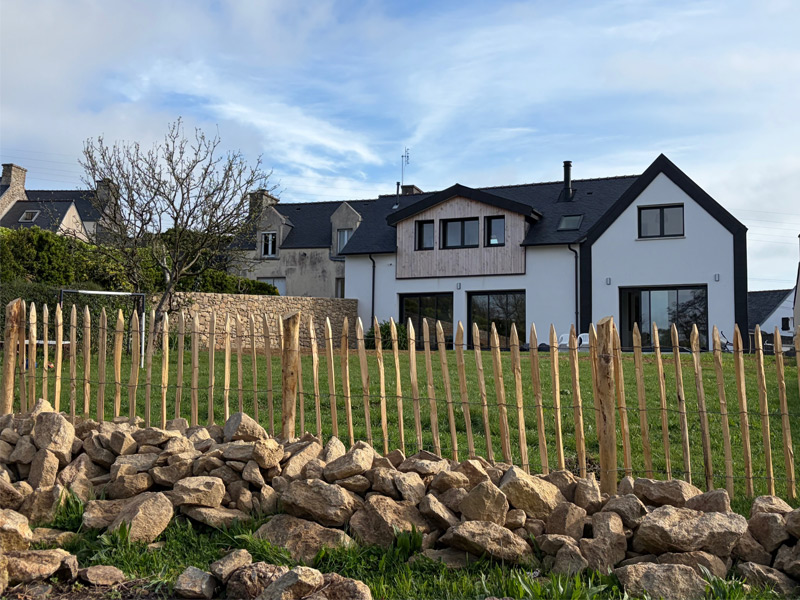 Façade du gîte Les Léonides face à la mer
