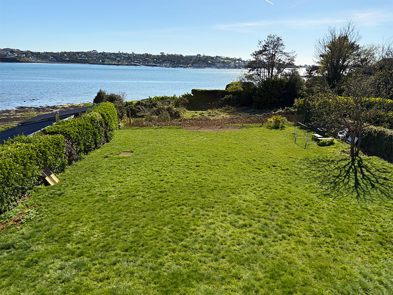 Terrasse du gîte avec vue sur la mer